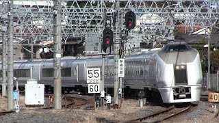 続々と初詣列車が到着する早春の成田駅