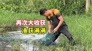 小伙放鱼笼再现大收获，提起鱼笼瞬间兴奋极了，渔获满满的