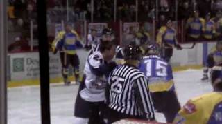 Combat  de Hockey _ Gaby Roch vs Louis Robitaille