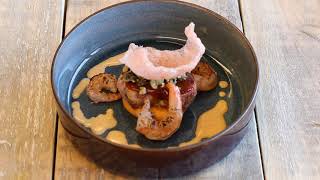 Iberico procureur met wilde gebrande gamba's, kroepoek van rode curry en cocos met rode curry