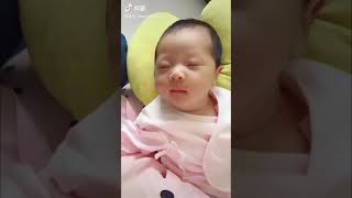 被两位男士疼爱的小妮子慢慢长大了😘 （抖音发布时间：2019年12月18日）