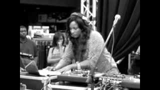 DJ SPINDERELLA workin' the turntables