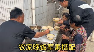 农民吃饭看重节气，今天谷雨端碗羊肉饺子，凉棚下一坐，共享美味...农家晚饭荤素搭配，凉拌猪头肉，当季小白菜炒豆腐，味道真棒