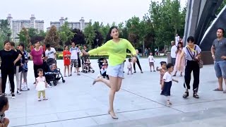 💝💃🎶👗👠的广场一美女独舞，美女真牛，让人沉醉，看得不想回家