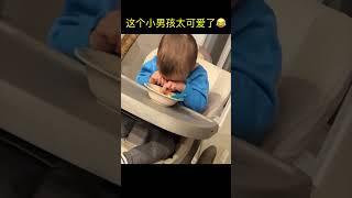 这个小男孩太可爱了😂