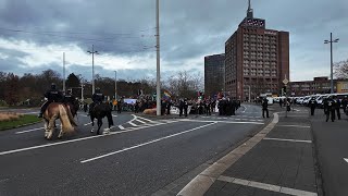 Zwischen den Fronten: Bedrängung bei der Dokumentation einer Demonstration.