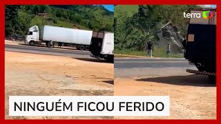 Carreta cai em ribanceira após motorista esquecer de puxar freio de mão em MG