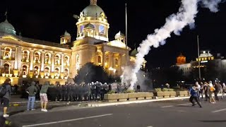 Demonstranti aplauzom na suzavac