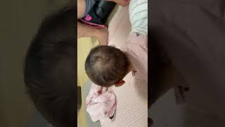 首が座りたての赤ちゃん寝返りに挑戦するが、、#shorts #赤ちゃん #baby #育児