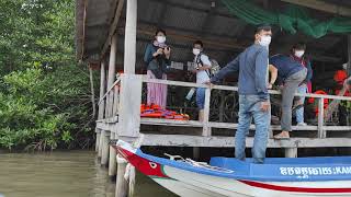 ជិះទូកមើលកោងកាង នៅកំពត។ Take a boat to see the mangroves in Kampot.