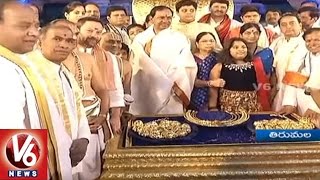 CM KCR Offers Special Prayers At Tirumala Temple | Tirupati | V6 News