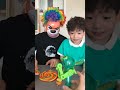 天呐！小意，你有一只狮子朋友！太酷了！ funny 快乐 cute 乐趣 baby