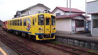 おもてなしの心を大切にする神代みさきの神代駅です。２両編成の列車が到着。