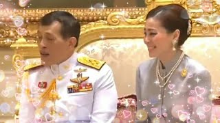 ในหลวงและพระราชินีเสด็จออกเยี่ยมทักทายอน่างใกล้ชิดหลังพระราชพิธีมหามงคล