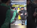 韩国民众冒雨哭泣送别熊猫“福宝”，饲养员宋爷爷在车门关上一瞬间忍不住趴在车边流泪。饲养员姜爷爷昨日母亲离世，但他仍按照原计划护送福宝回国！ panda