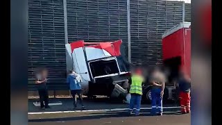 Zajvédőfalnak csapódott egy kamion az M3-ason, Gödöllőnél