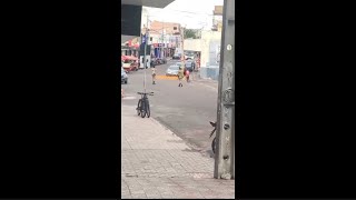 TUMULTO NO CENTRO DE PAULO AFONSO COM HOMEM ARMADO E TIROS