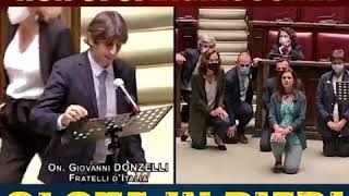 Giovanni Donzelli: In aula non ci si inginocchia. Si sta in piedi e si risolvono problemi italiani