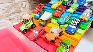 Disney Pixar Cars fall into the water ☆カラフルな虹色の坂を走るミニカー♪赤い水の中へ転がり落ちていくよ！