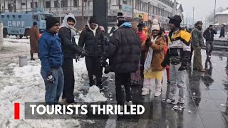 Tourists Thrilled To Witness Snowfall At Srinagar