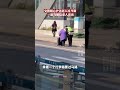 陪您慢慢走 交警暖心护送老人过马路 traffic policeman escorted an old woman across the road