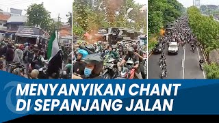 RIBUAN BONEK Mengantarkan Bus Persebaya Sambil Menyanyikan Chant di Sepanjang Jalan