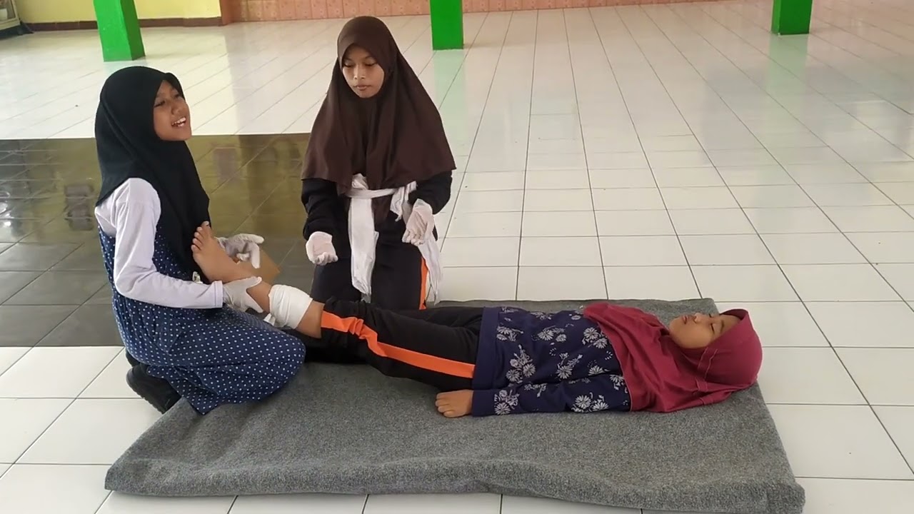 PRAKTEK PERTOLONGAN PERTAMA PMR MADYA - PENANGANAN PERDARAHAN - YouTube