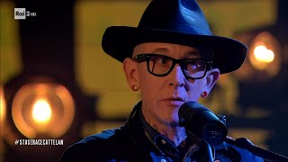 Micah P. Hinson canta \