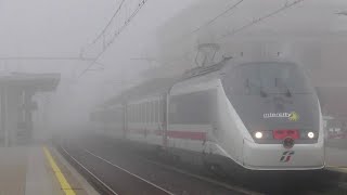 Treni nella nebbia in Liguria alla stazione di Lavagna