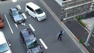 【2台同時取締り】違反車をサザエさんスタイルで誘導する女性警官