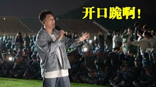 林俊杰听了都会惊到！男同学学校操场演唱《不为谁而作的歌》，一开口直接成演唱会现场：这也太像林俊杰了！