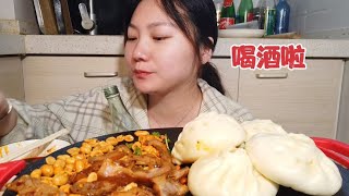 一盘猪头肉加花生，再来几个大肉包嘎嘎香。