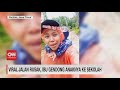 Viral Jalan Rusak, Ibu Gendong Anaknya ke Sekolah