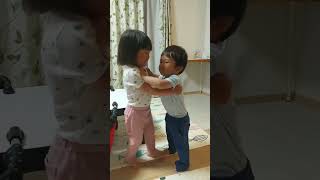 【2歳と1歳】抱き合ってじゃれ合う年子姉弟