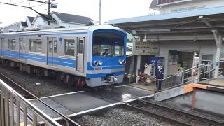 列車交換のため相模沼田駅に同時に到着する伊豆箱根鉄道大雄山線の青い5000系の上下線