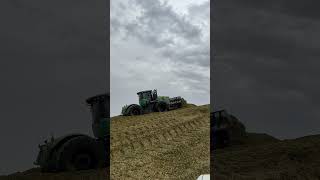 John Deere pushing silage 💪 #agriculture #corn #choppingcorn #farming