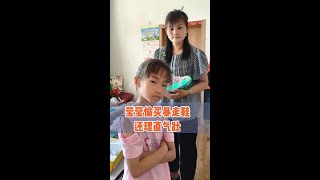 莹莹买的暴走鞋穿上就得滑倒，要不要给她退掉  #亲子 #姐弟 #宝妈