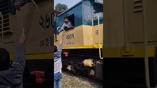 চলন্ত ট্রেনের চালককে এটা কি দেয়?? #bangla_khobor #viral_video #train #shortsvideo