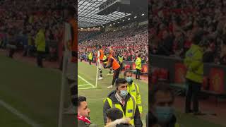 Jesse Lingard telling angry Manchester United fans "I’m not on the pitch."