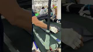 Công Đoạn Ủi Hơi Trong Dây Chuyền Sản Xuất Áo Quần