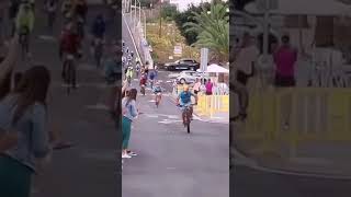 Biciklist udara ženu u finišu trke! Cyclist hits the woman during the race!