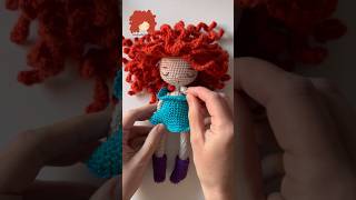 Cambiando los vestidos 🙌🏻😍 #crochetdoll #crochet #handmadedoll