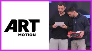 Laurenti dhe Fitimi lexojnë kartolinën me mesazh qesharak nga ArtMotion