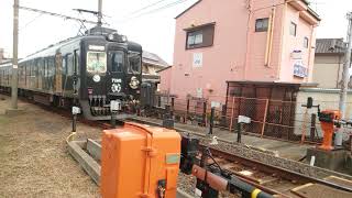 【南海加太さかな線】紀の川10号踏切 めでたい電車(かしら):和歌山市行 通過