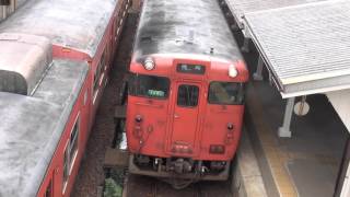 【JR西日本】城端線福野駅（富山県） キハ47列車交換風景 駅隣接の川田工業は有数な鉄橋 橋梁メーカー