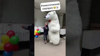 Незабываемый сюрприз на юбилее бабушки: белый мишка в гостях!