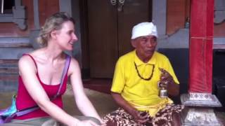 Liz visiting her old healer friend Ketut Liyer in Bali...