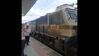 16587 Yesvantpur Bikaner Express with KJM WDP-4D 40369 departs from Vapi on 25-07-2022.