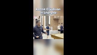 Ronnie O'Sullivan plays caroms with locals in China's Shanghai