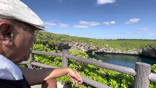 龍の泉に話かけるテポロハウ長老　宮古島